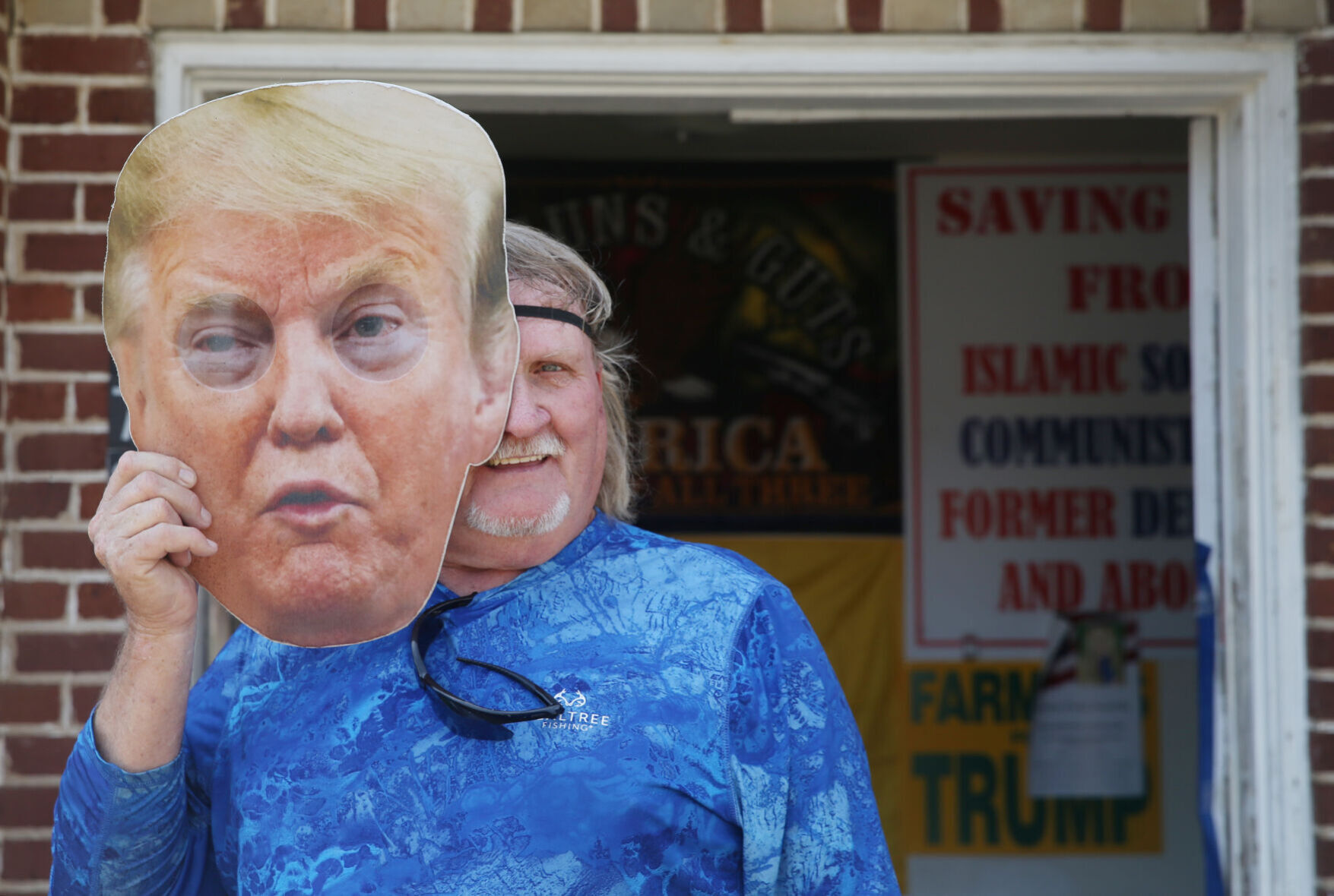 080121-roa-trumpstore-02